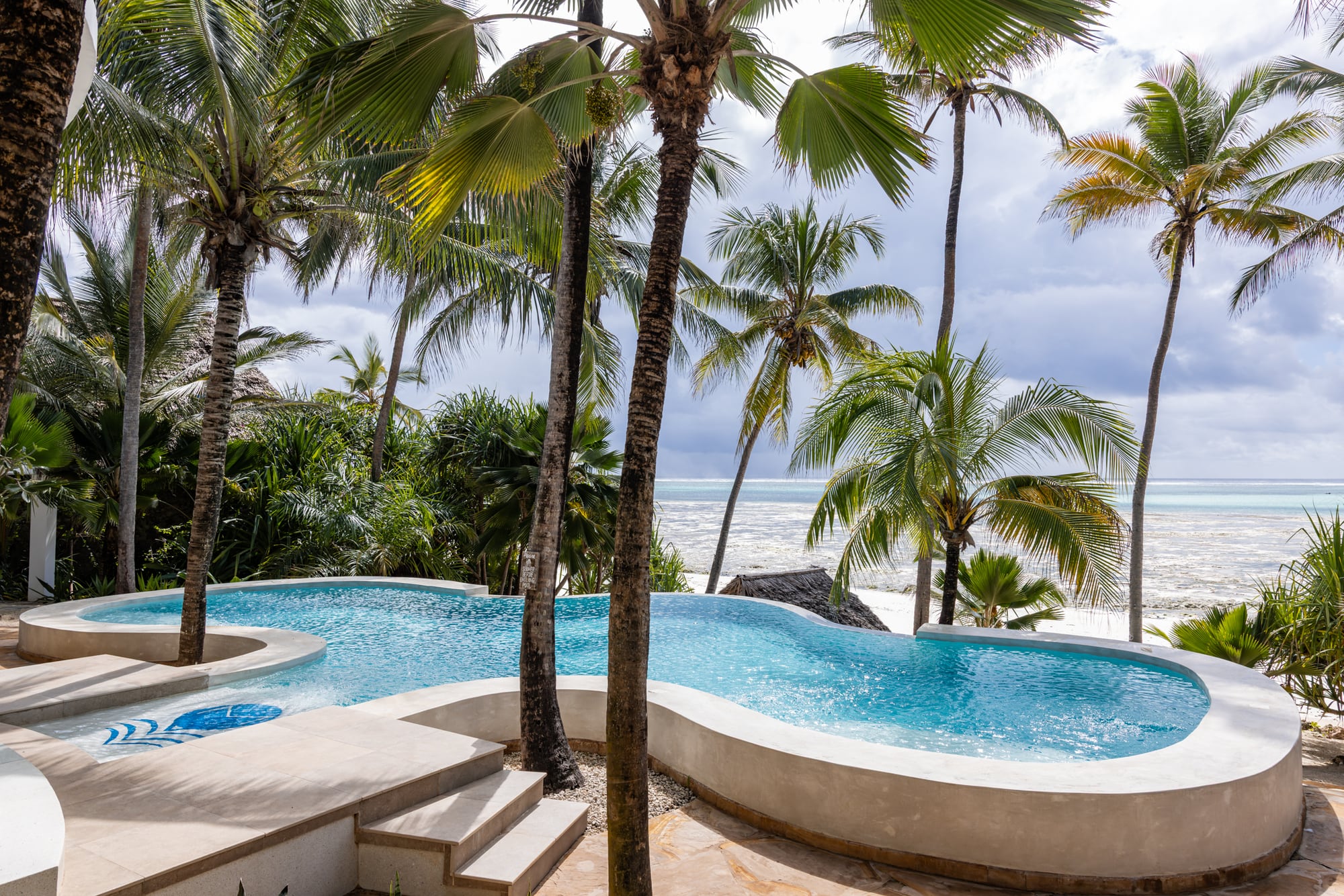 Widok z Villa Kidosho ponad basenem na ocean.