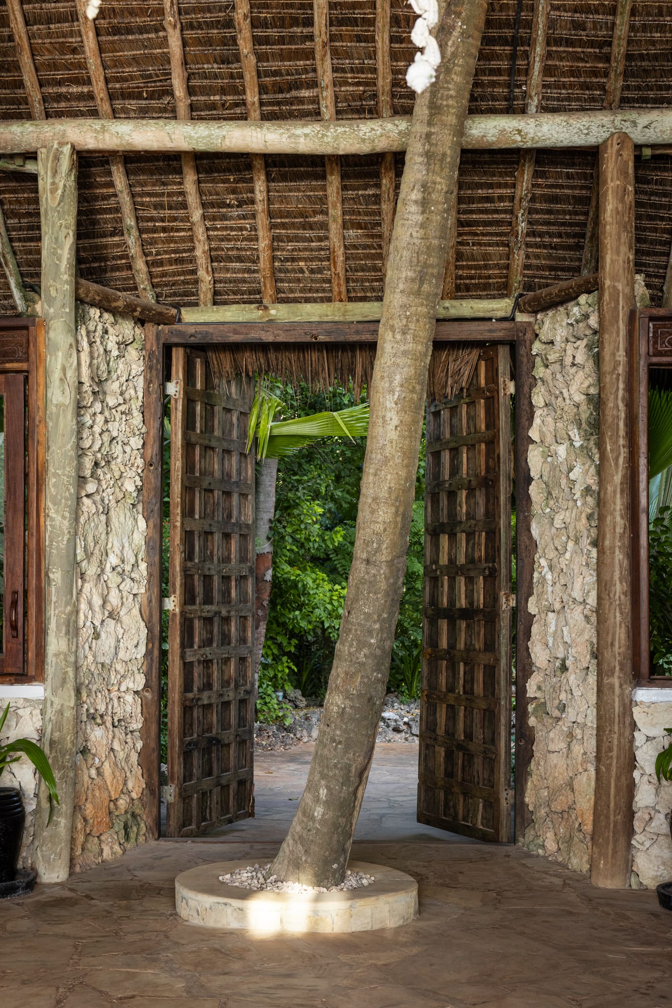 La porte d'entrée en bois sculpté d'Asili House