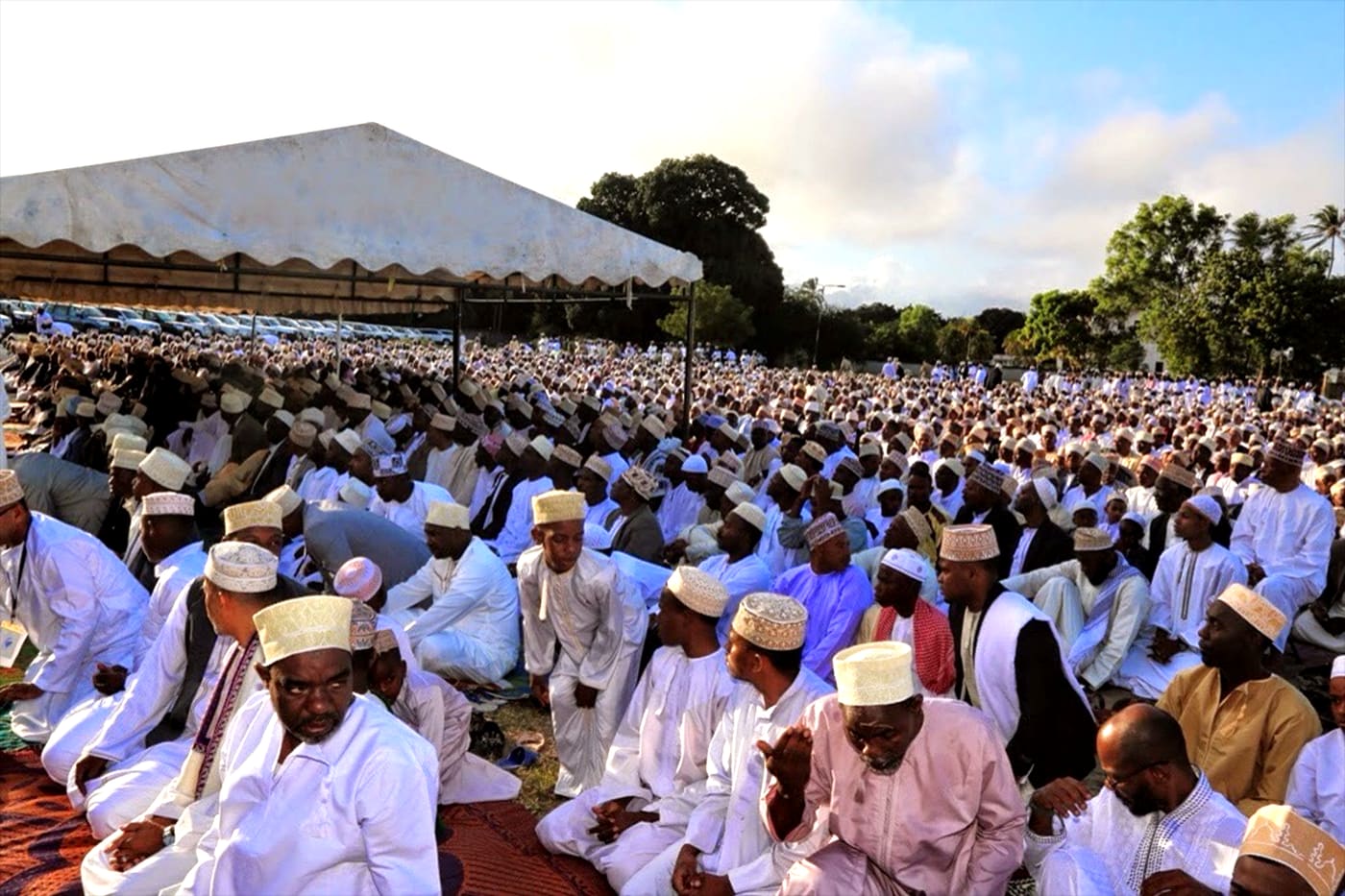 Uomini in preghiera durante l'Eid