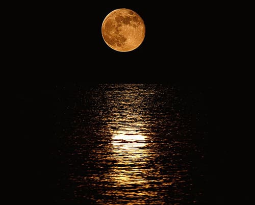 Lune rouge cuivrée montante