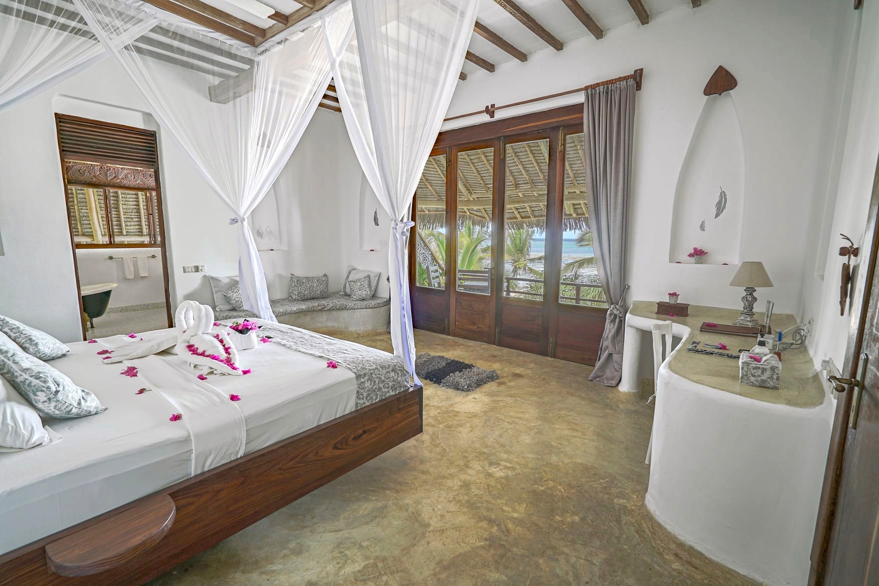 Pokój Hewa w świetle dnia w Asili House, Boutique Hotel Matlai na Zanzibarze, z widocznym łóżkiem, strefą barazy i balkonem.