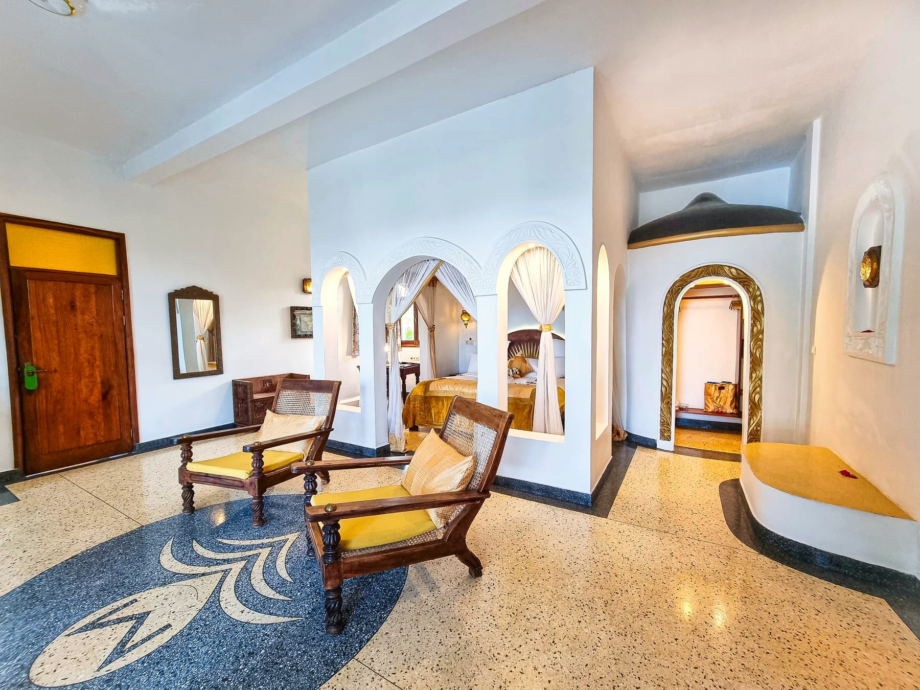 Vista completa de la habitación Jua en Villa Kidosho, Boutique Hotel Matlai Zanzíbar, con una amplia zona de dormir y diseño de lujo.