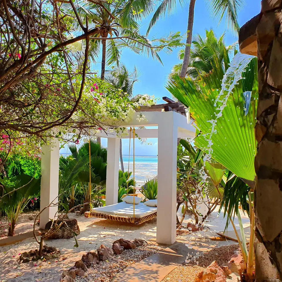 Room Jua | garden area with its own garden shower and swing bed