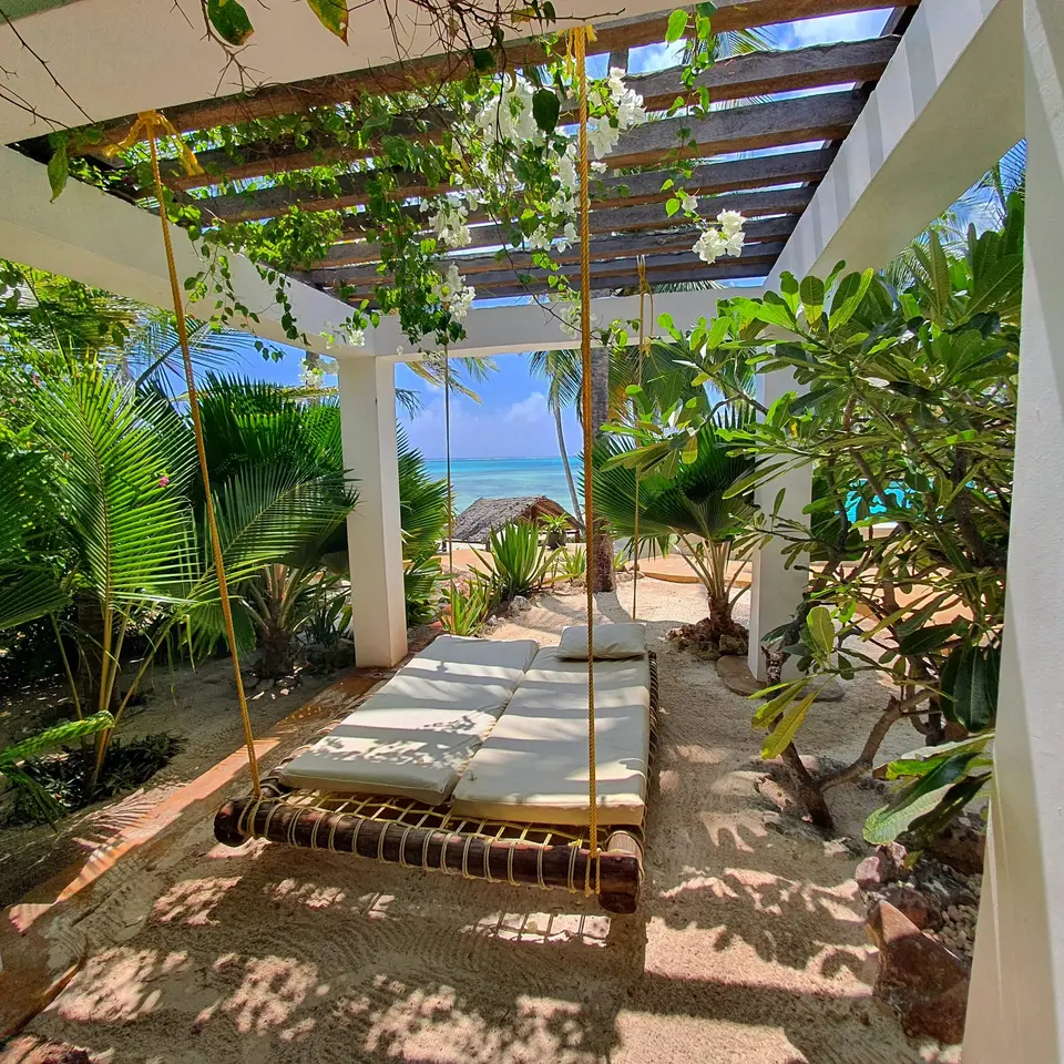 Room Jua | swing bed in the garden area