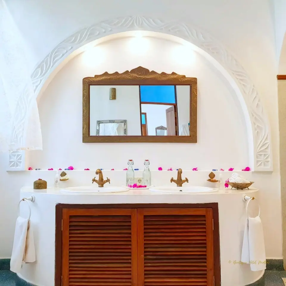Room Mwezi - bathroom | double sink
