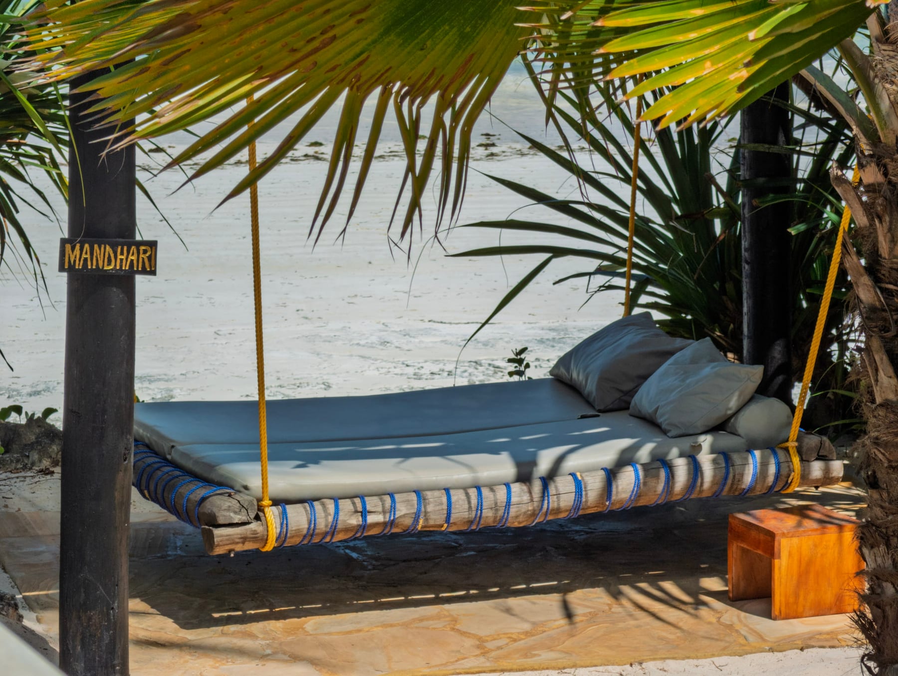Cama columpio en la playa de la habitación Mwezi – Villa Kidosho Zanzíbar