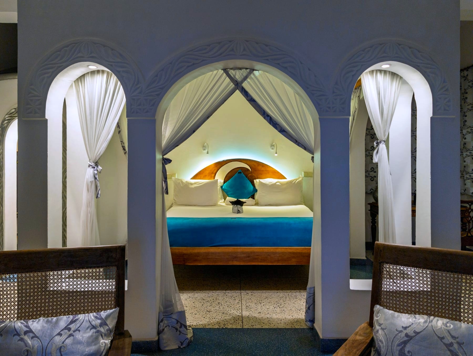 Cama de la habitación Mwezi de noche – Villa Kidosho Zanzíbar
