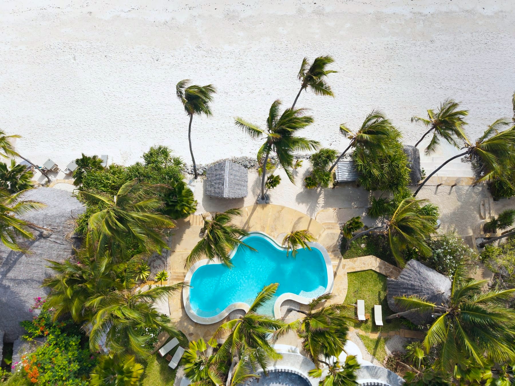 Drohnenaufnahme des privaten Pools und Strands der Villa Kidosho im Boutique Hotel Matlai, Michamvi Pingwe, Sansibar