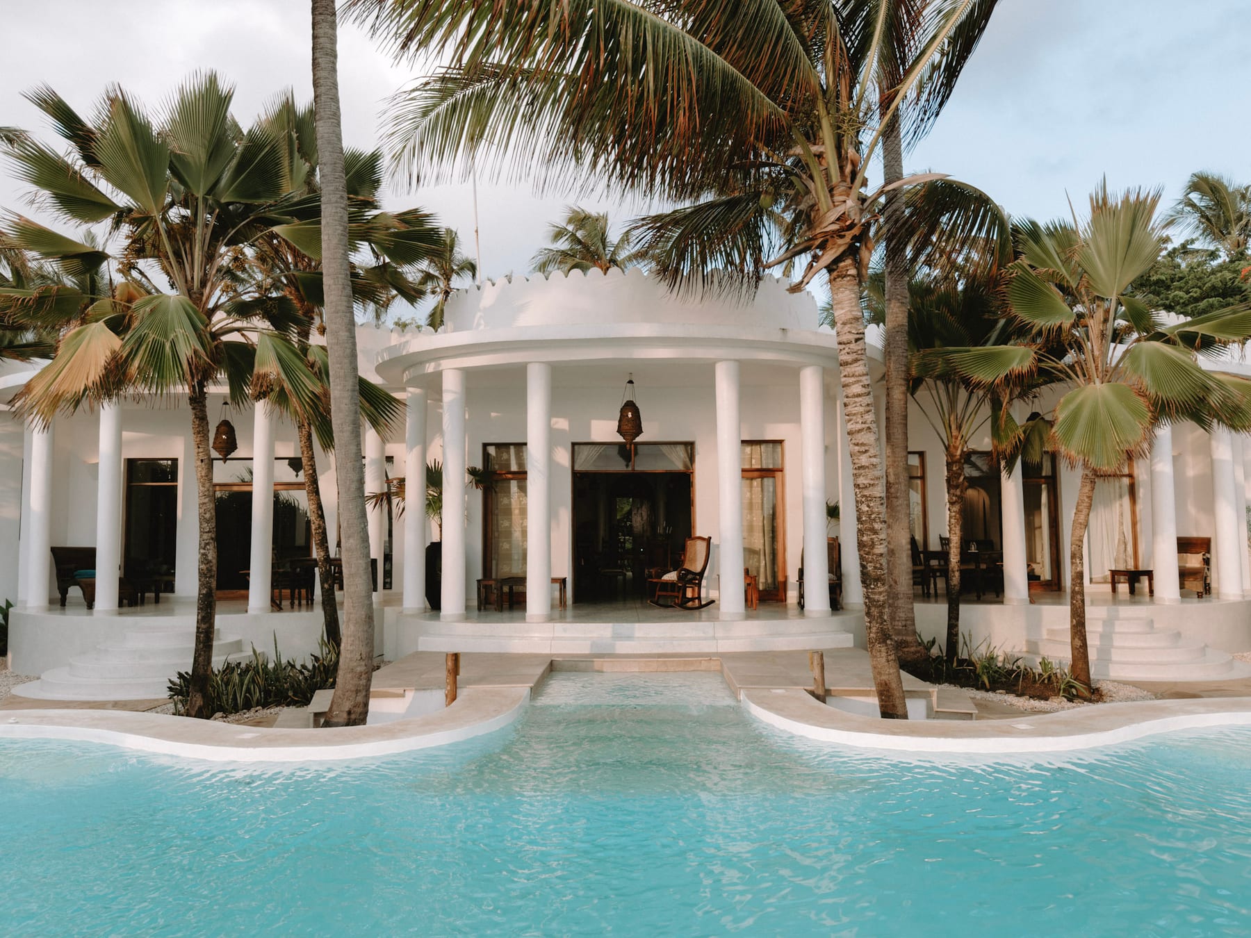 Villa Kidosho behind its turquoise pool, among palm trees