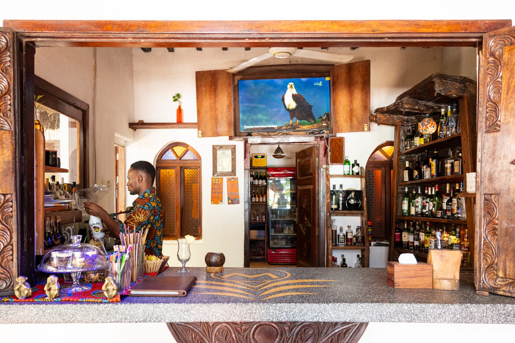 Barinnenraum im Zatiny Restaurant, Boutique Hotel Matlai Sansibar, mit einer großen Rum-Auswahl.