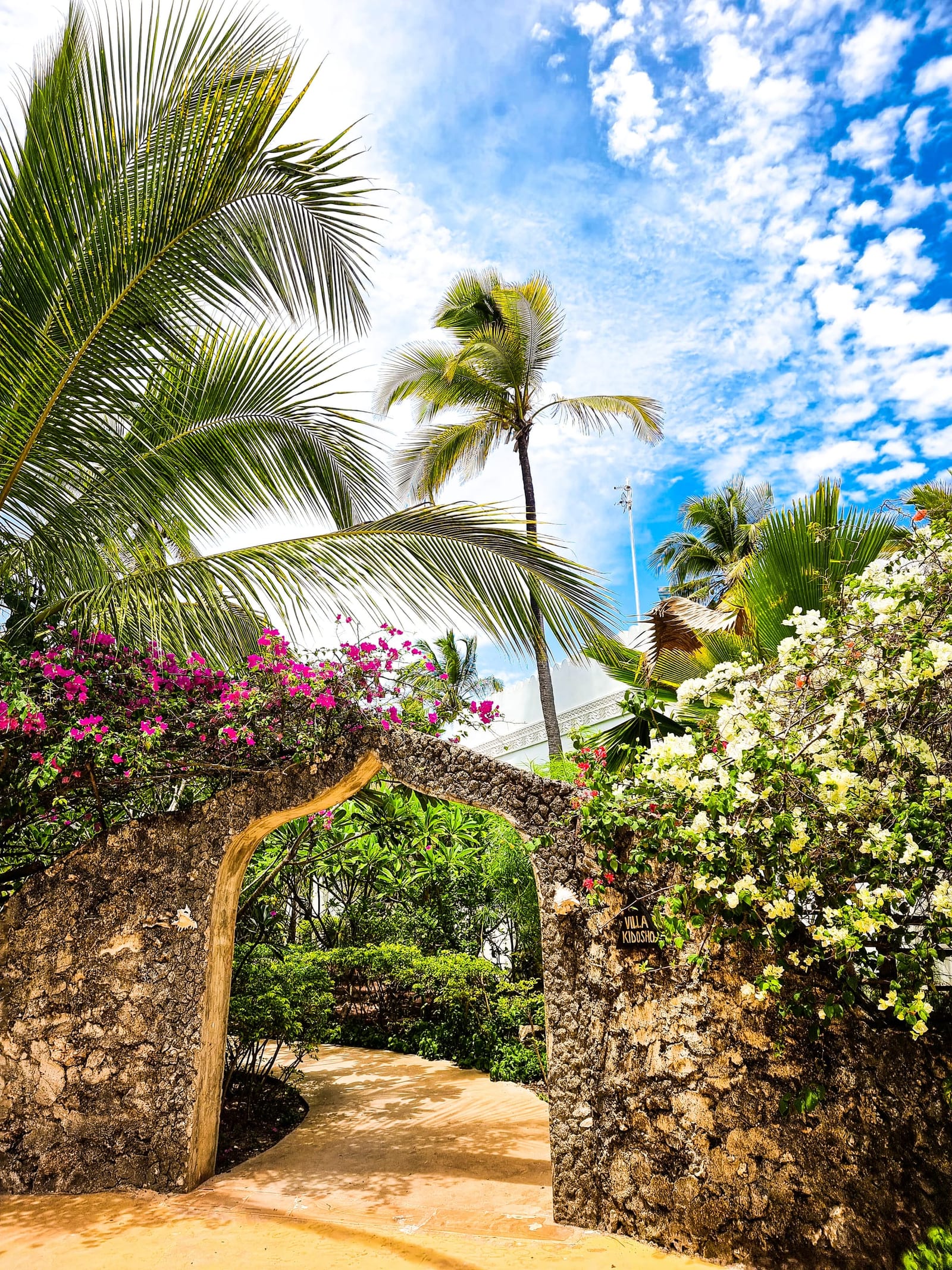 L'allée du jardin menant à l'entrée de la Villa Kidosho