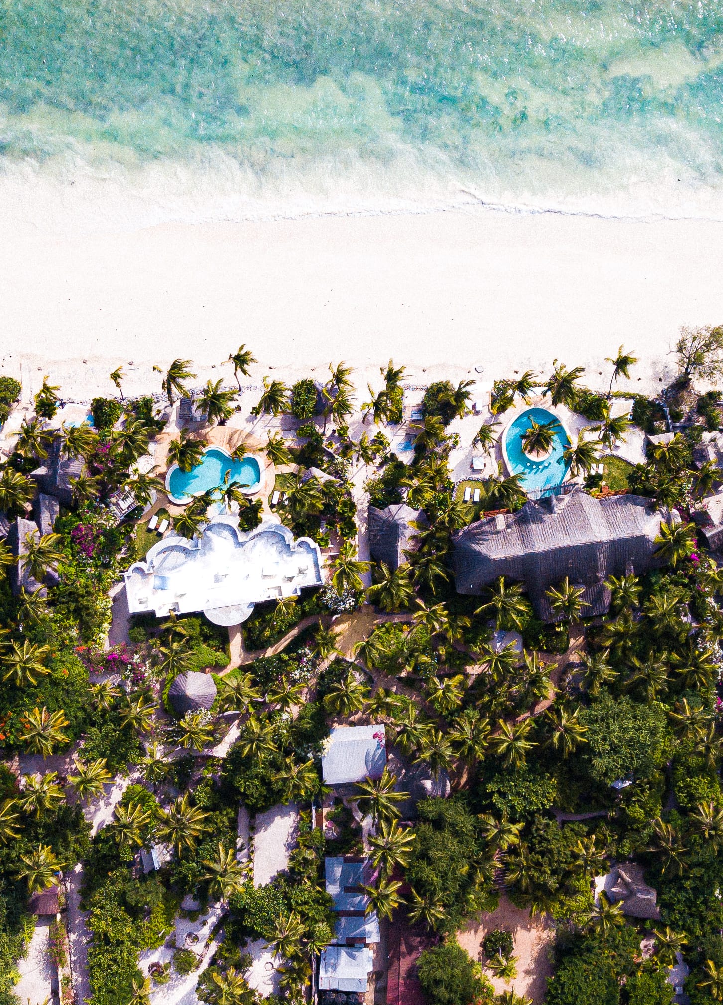 Vue aérienne des piscines, palmiers et plage du Boutique Hotel Matlai