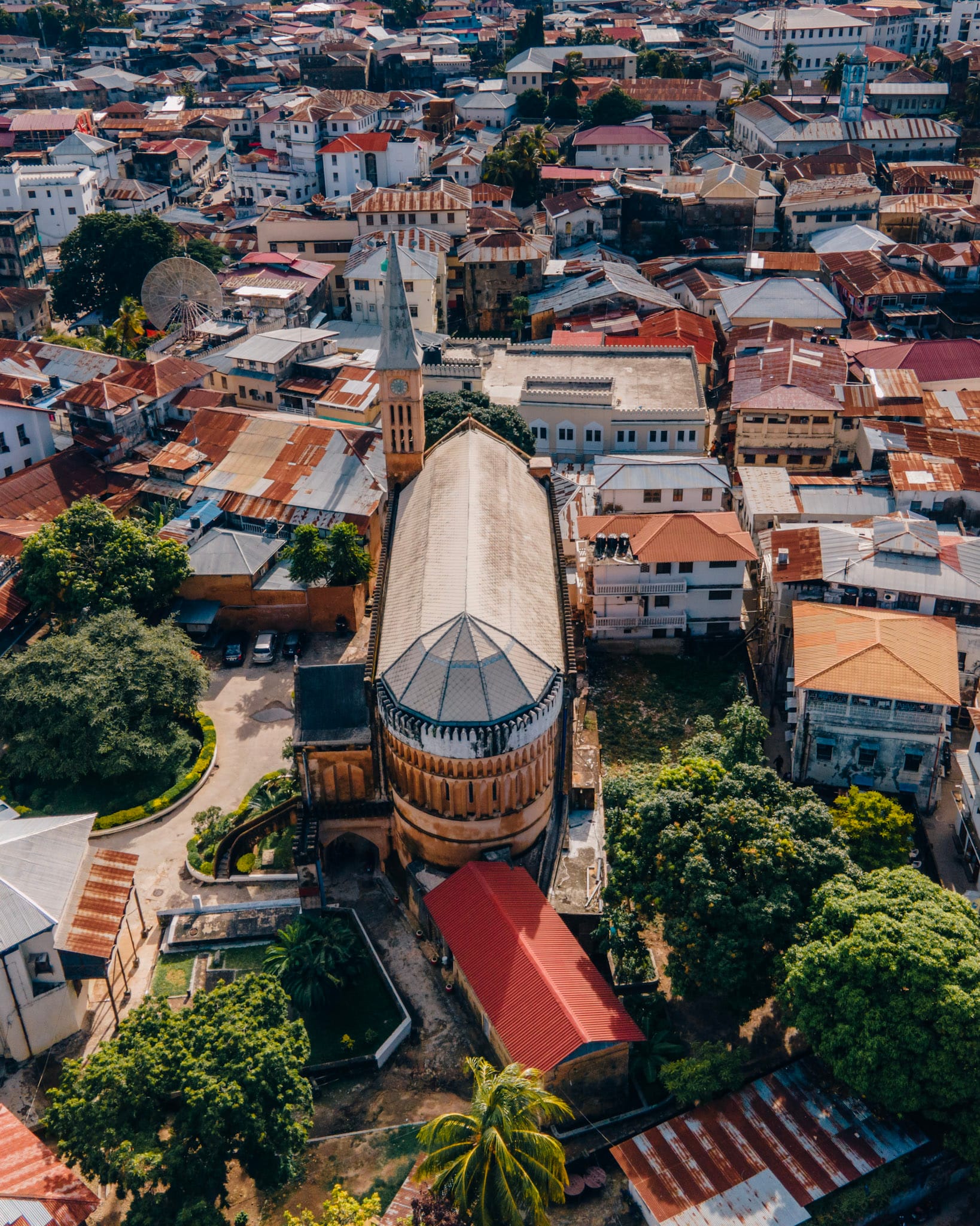 Luftaufnahme der anglikanischen Kathedrale in Stone Town, Sansibar, mit ihrer Architektur und der umliegenden Stadtlandschaft